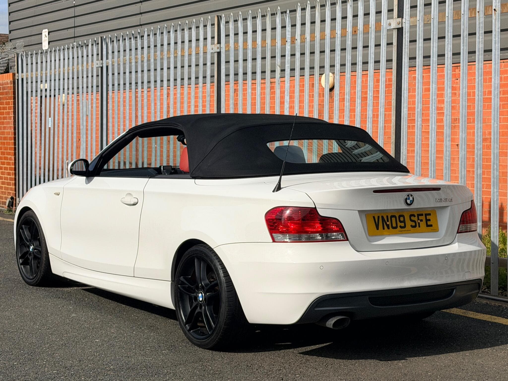 2009 BMW 1 Series - Thumbnail 18