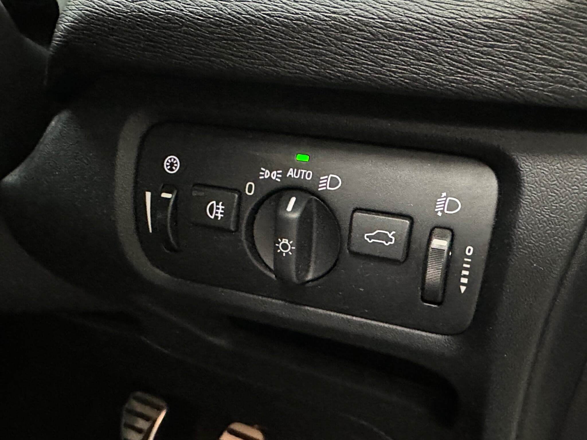 2015 Volvo V40 - Thumbnail 18