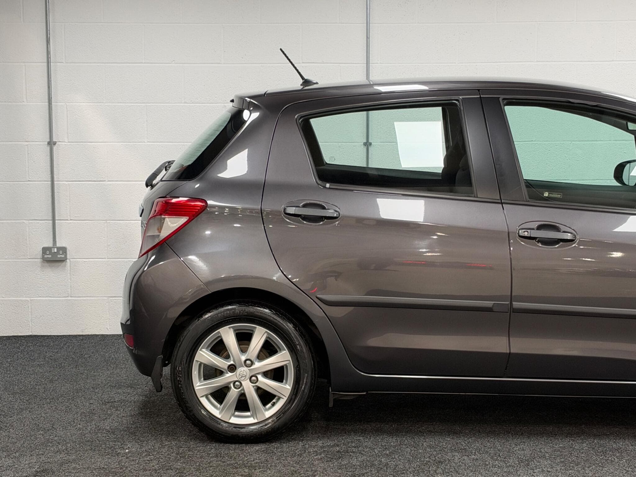 2012 Toyota Yaris - Thumbnail 34
