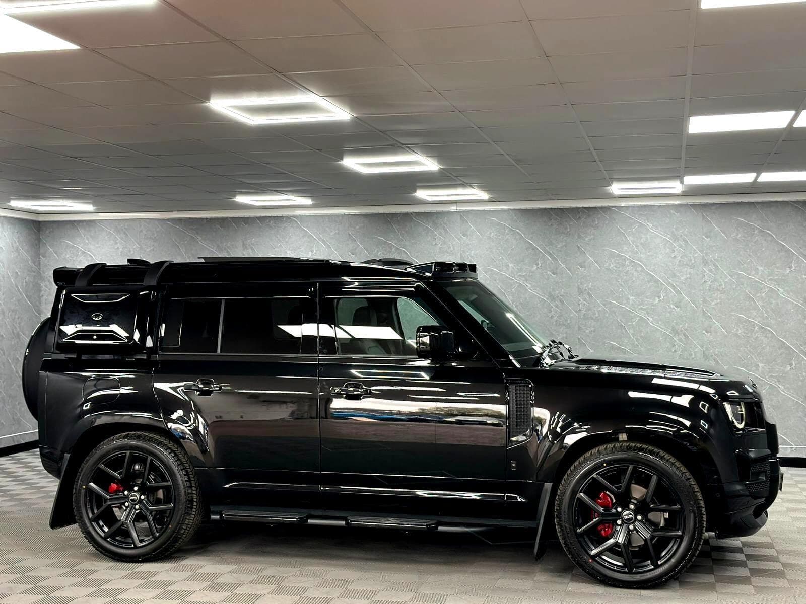 2025 Land Rover Defender 110 - Thumbnail 41