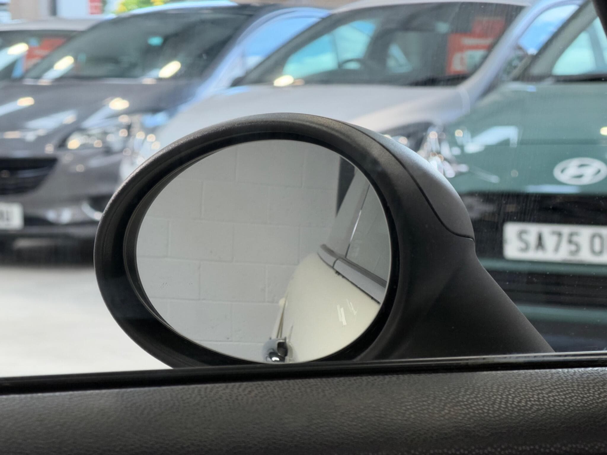 2011 MINI Hatch - Thumbnail 38