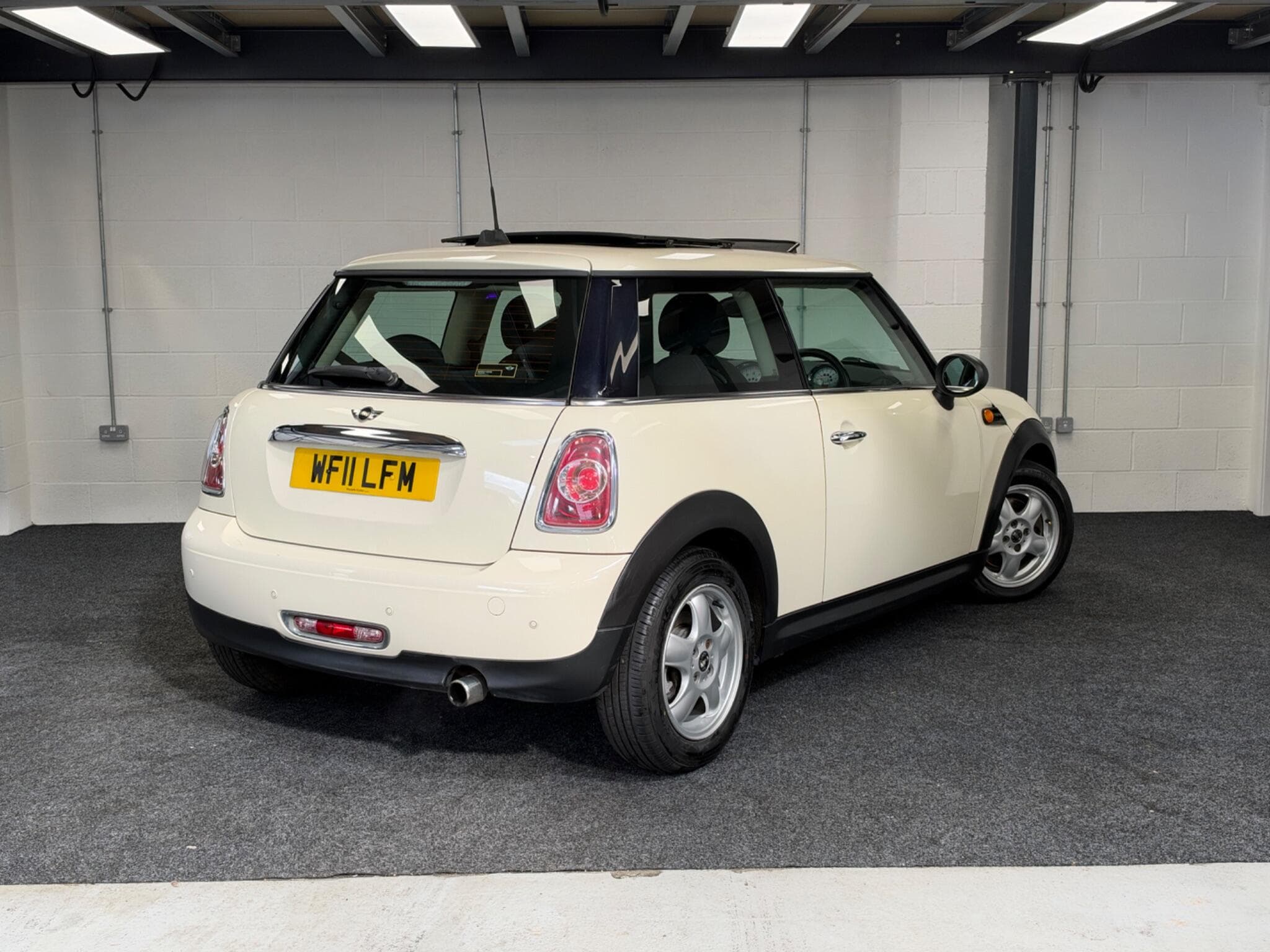 2011 MINI Hatch - Thumbnail 13