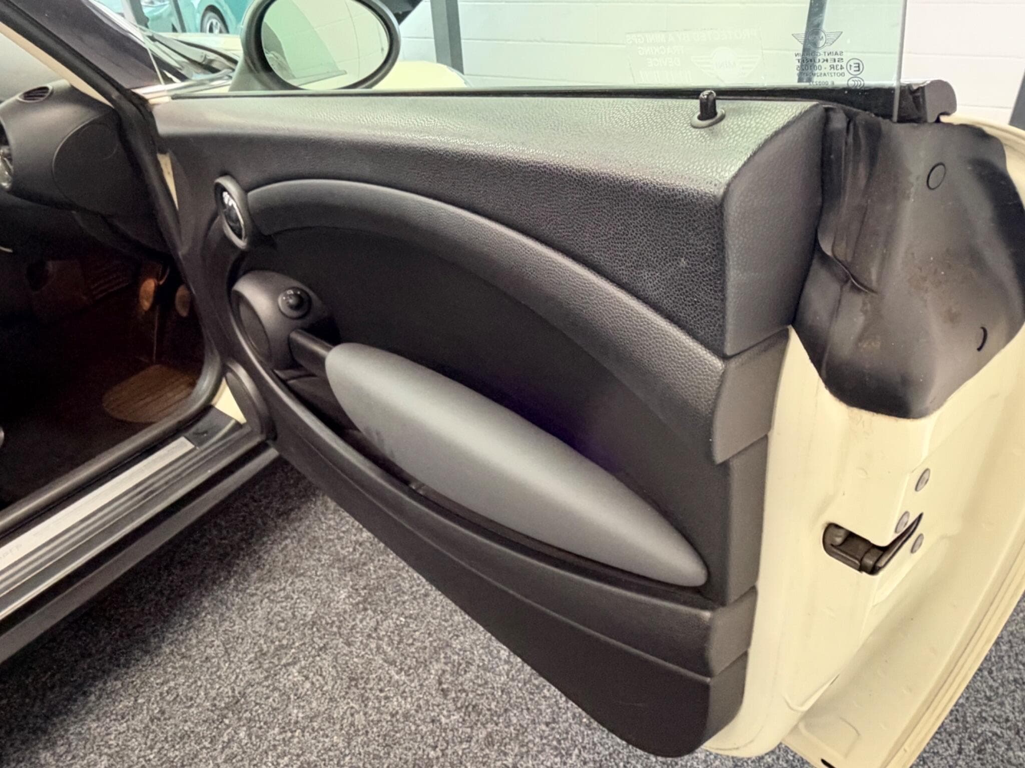 2011 MINI Hatch - Thumbnail 26