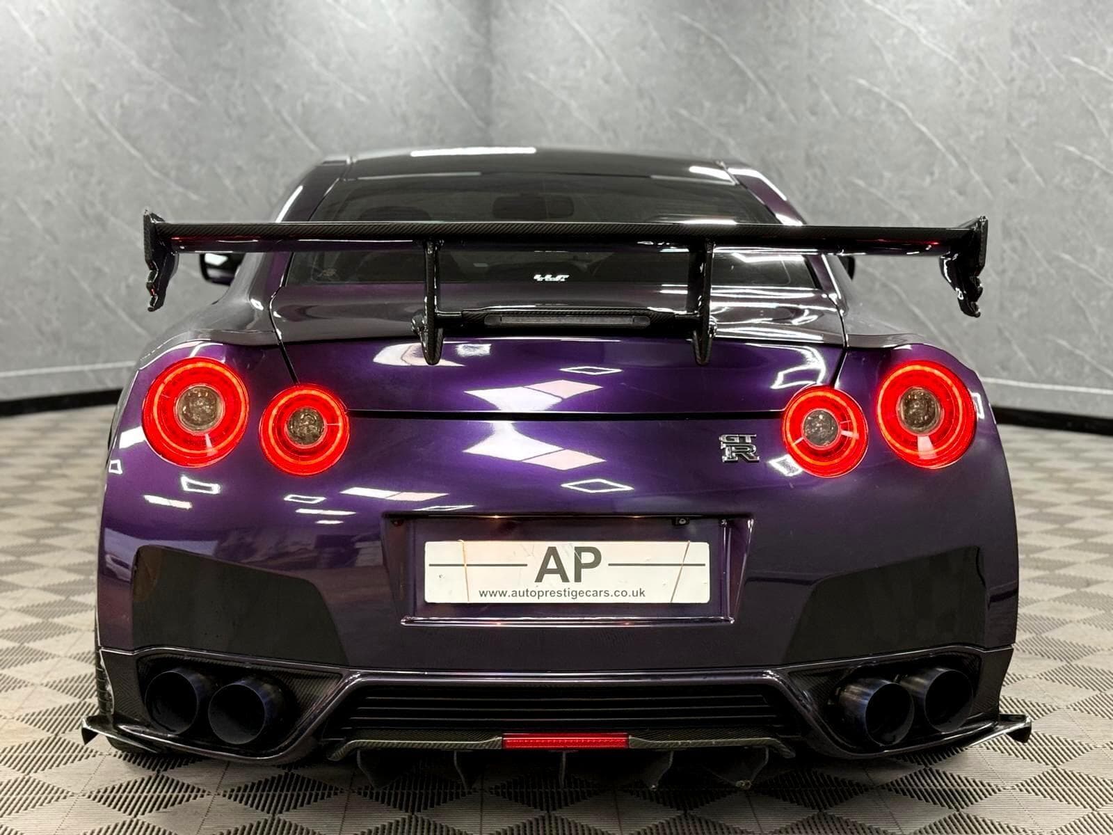 2011 Nissan GT-R - Thumbnail 43