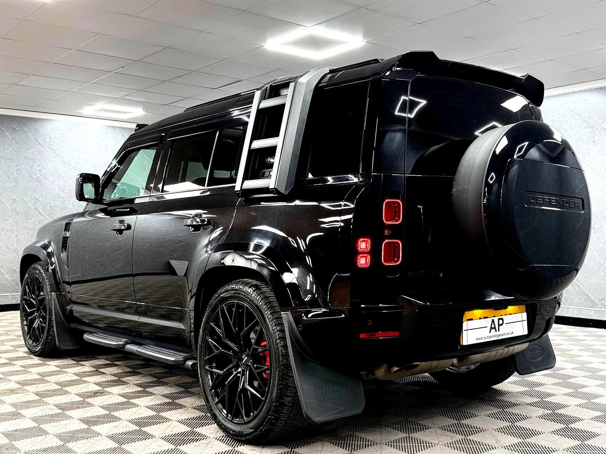 2024 Land Rover Defender 110 - Thumbnail 23