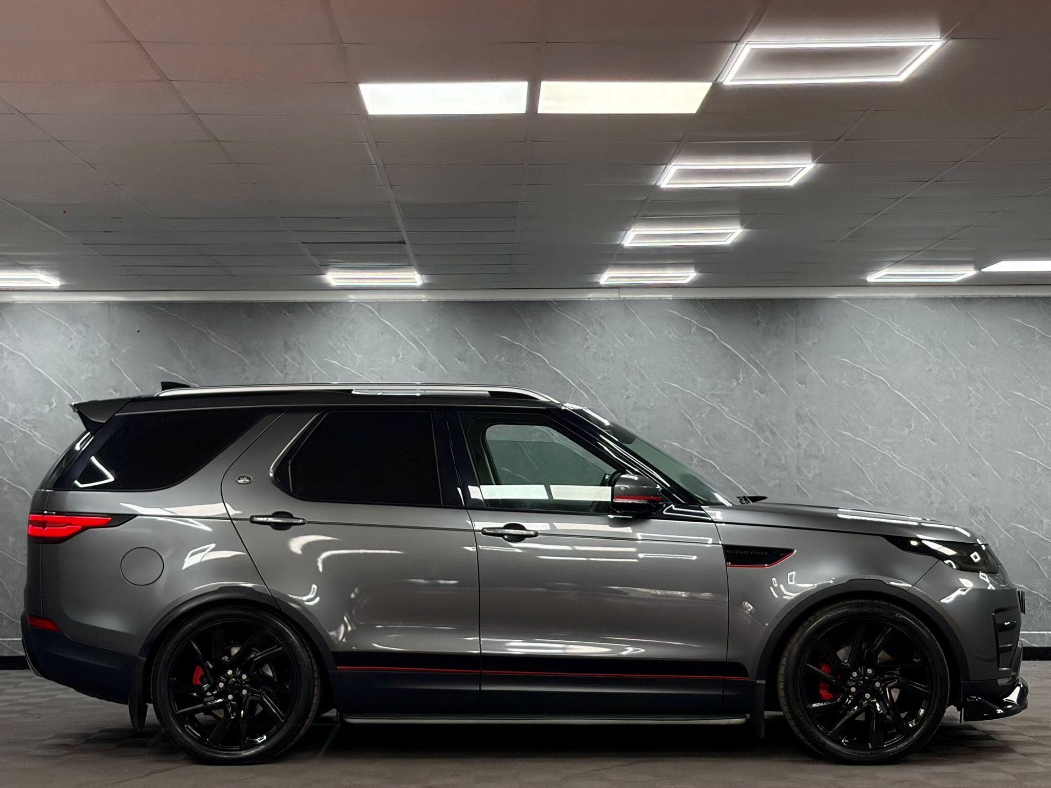 2017 Land Rover Discovery - Thumbnail 18