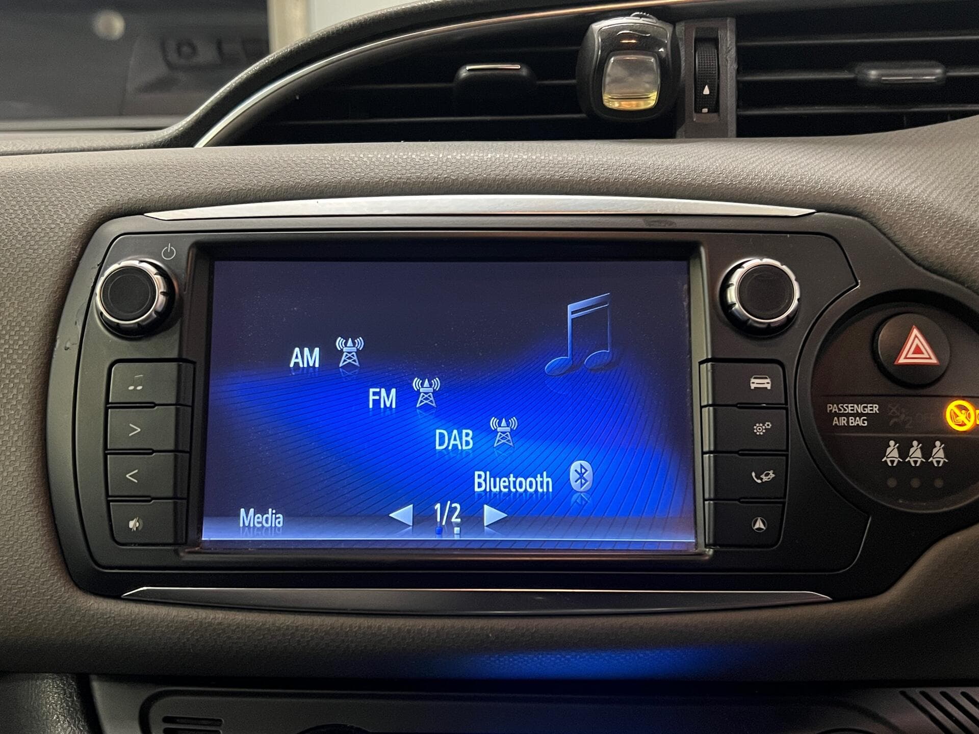 2016 Toyota Yaris - Thumbnail 35