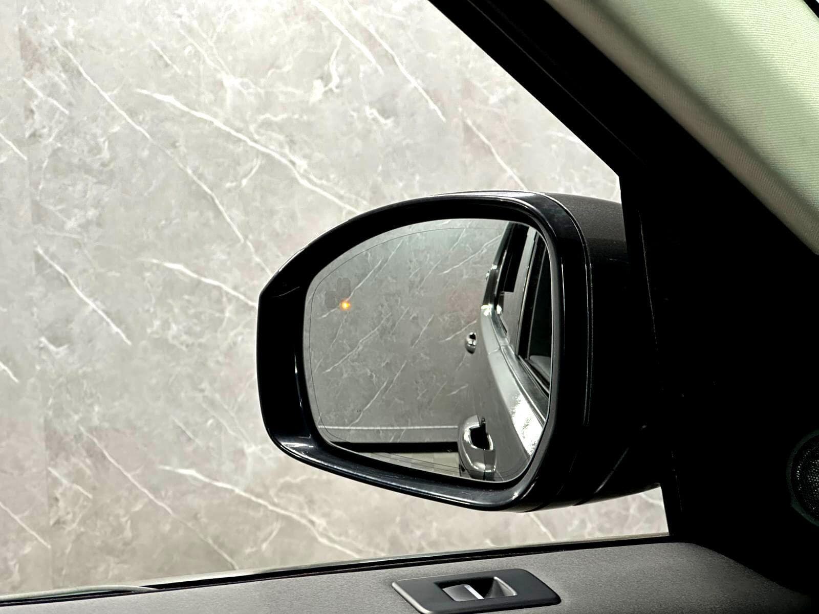 2017 Land Rover Discovery - Thumbnail 42