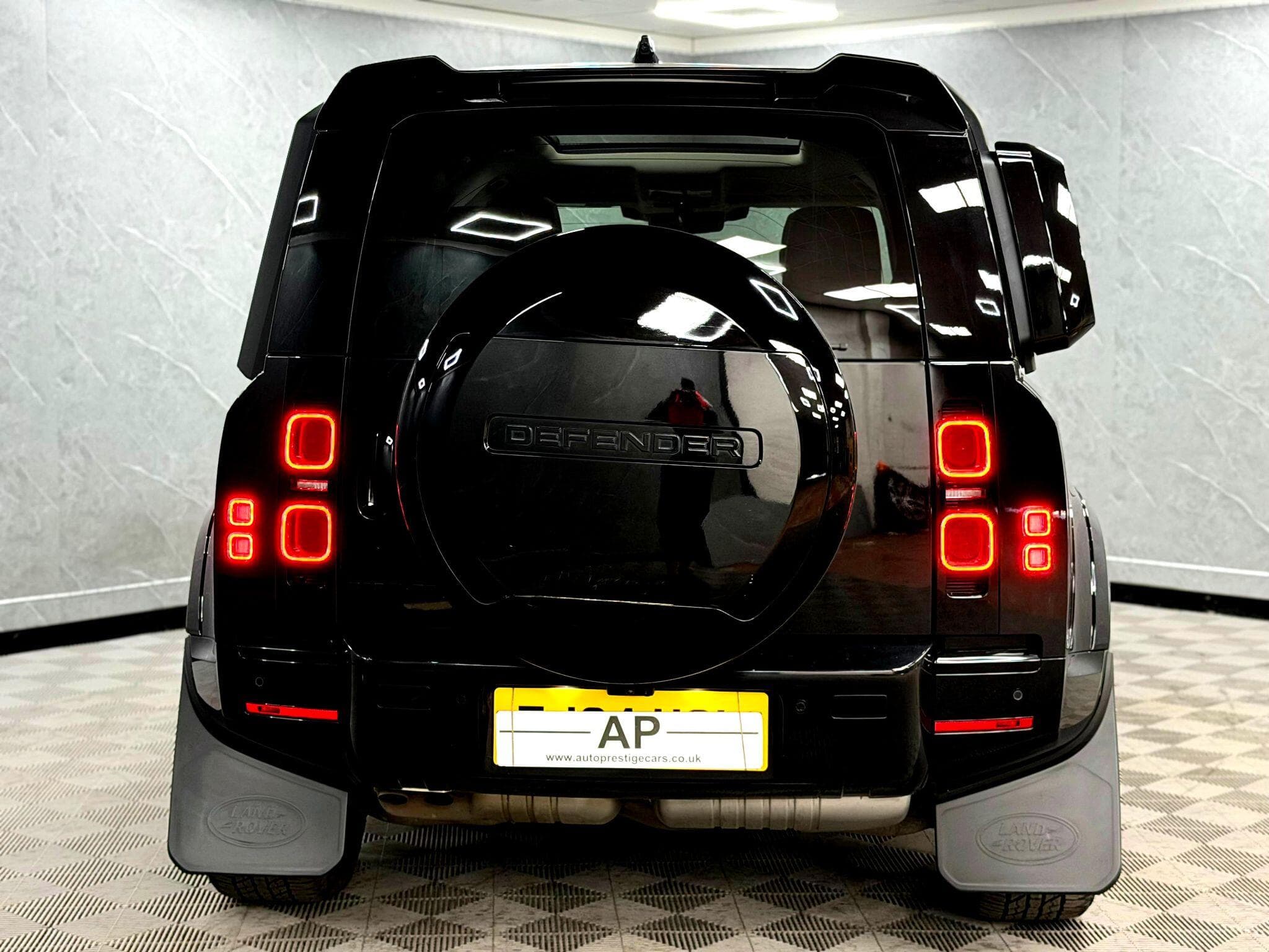 2024 Land Rover Defender 110 - Thumbnail 24