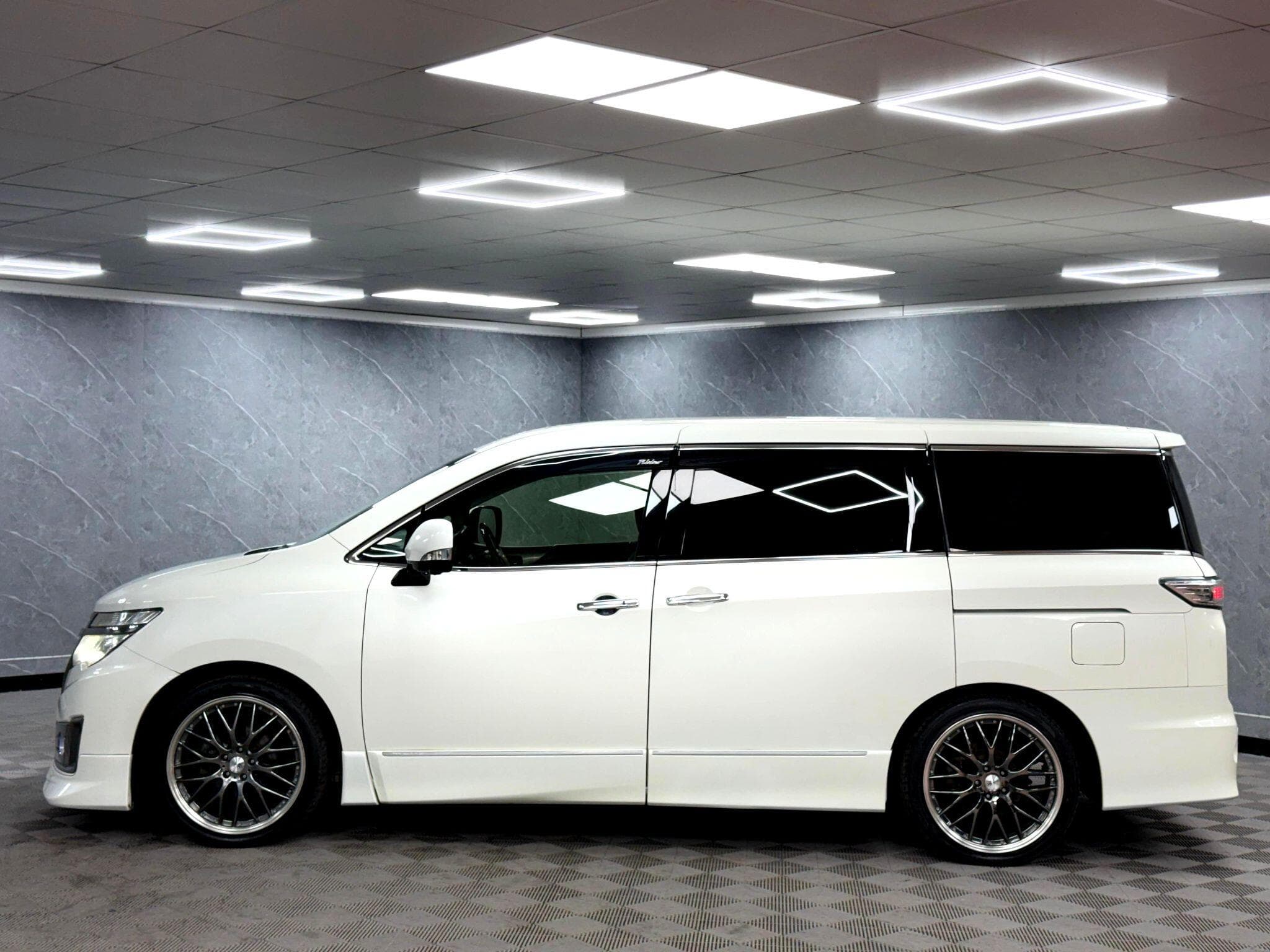 2014 Nissan Elgrand - Thumbnail 30