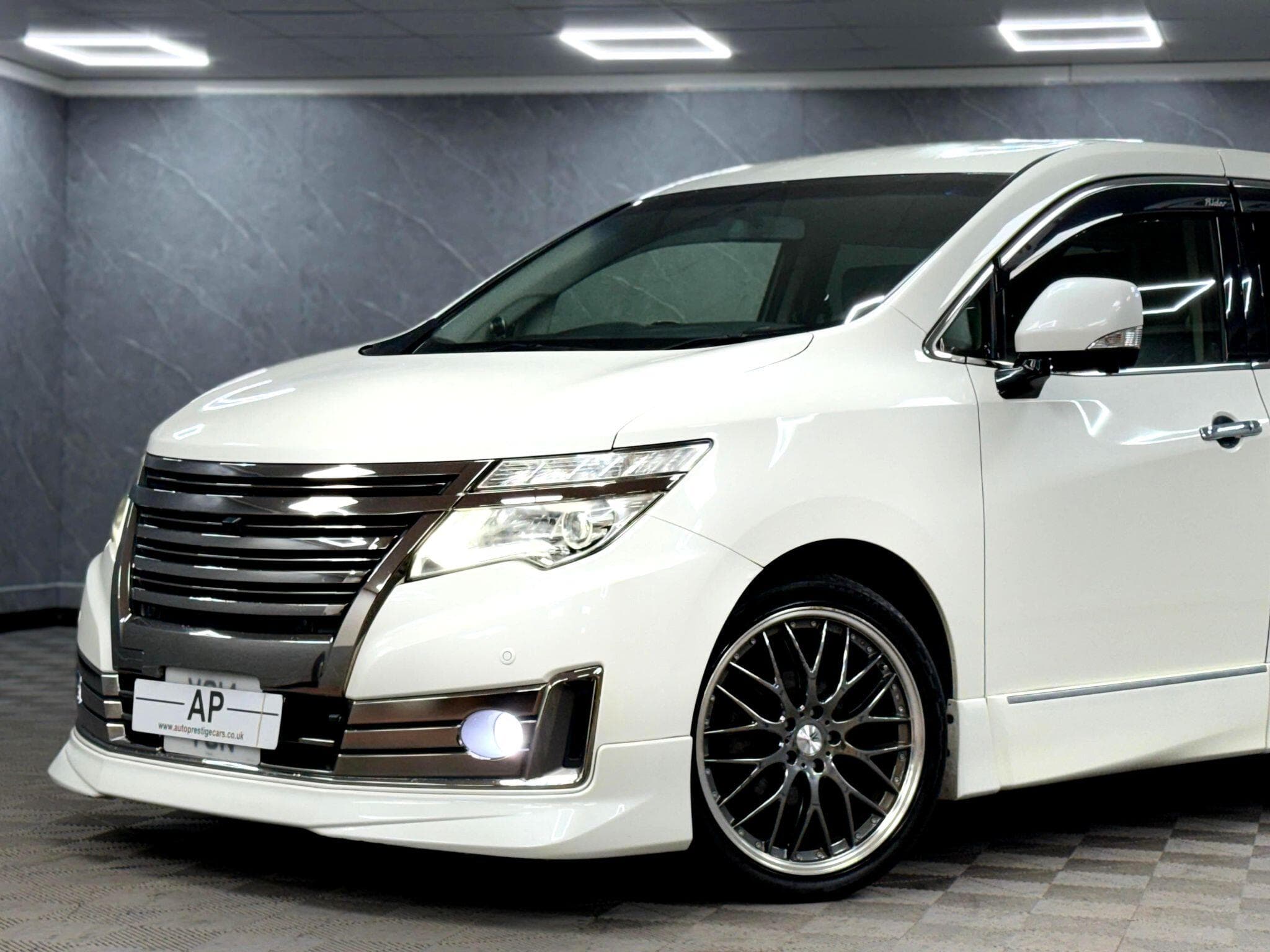 2014 Nissan Elgrand - Thumbnail 17