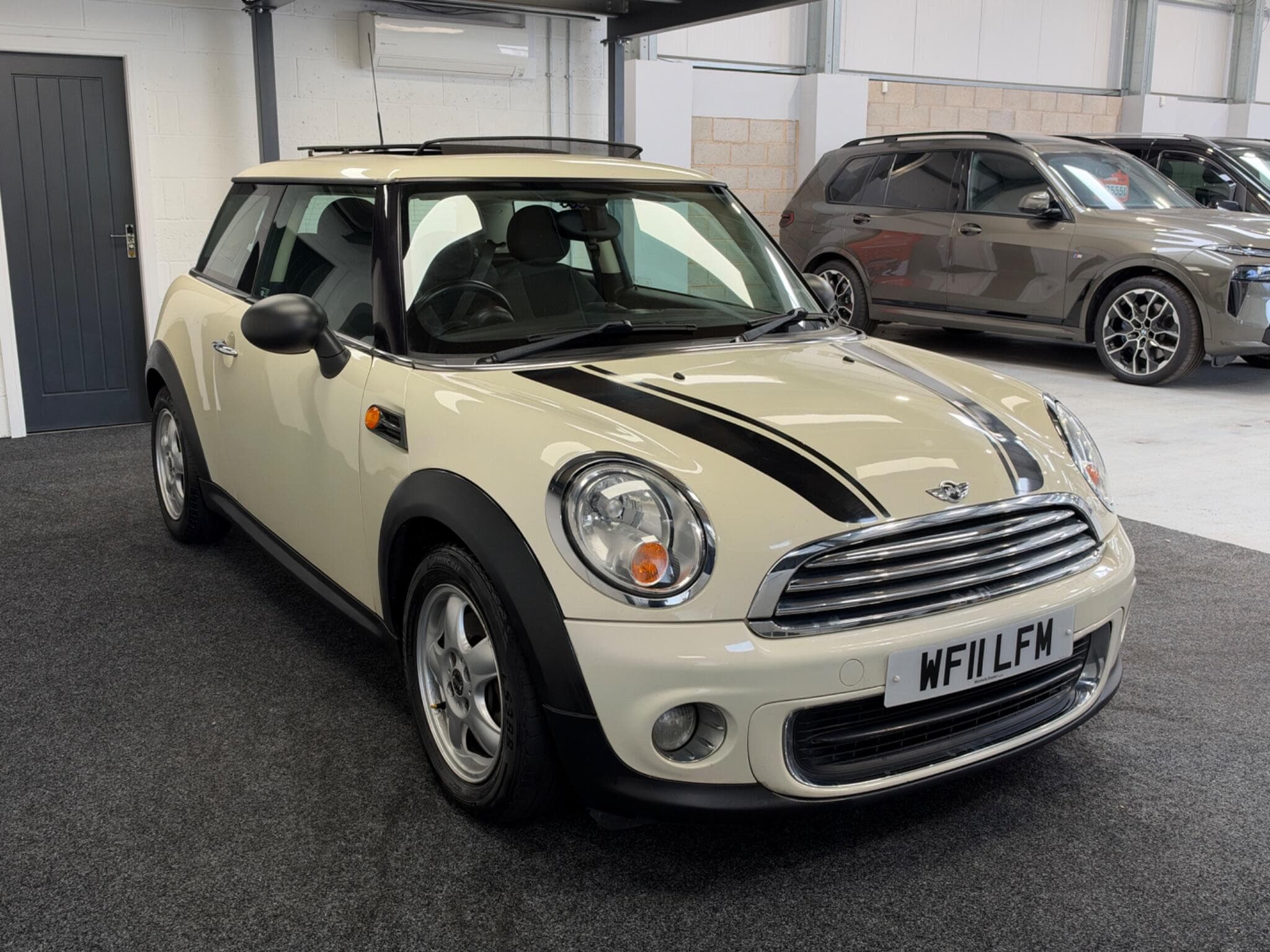 2011 MINI Hatch - Thumbnail 2