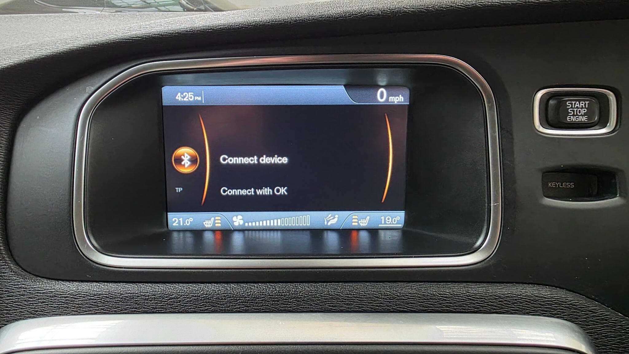 2013 Volvo V40 - Thumbnail 24