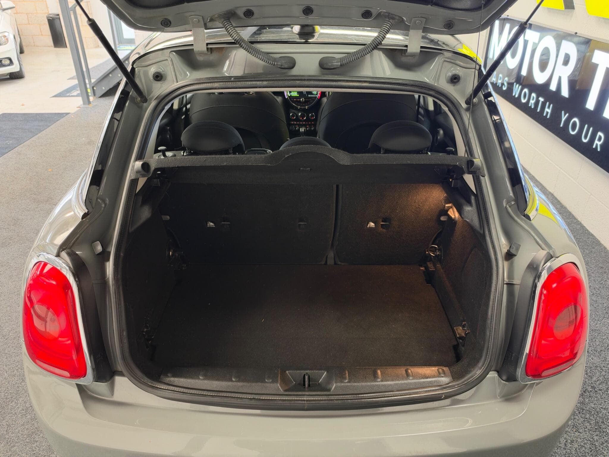 2016 MINI Hatch - Thumbnail 29