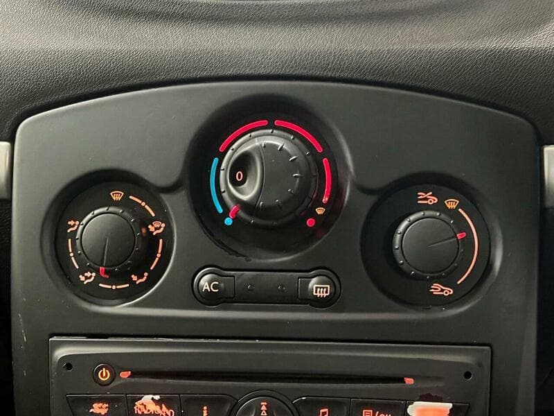 2011 Renault Clio - Thumbnail 30