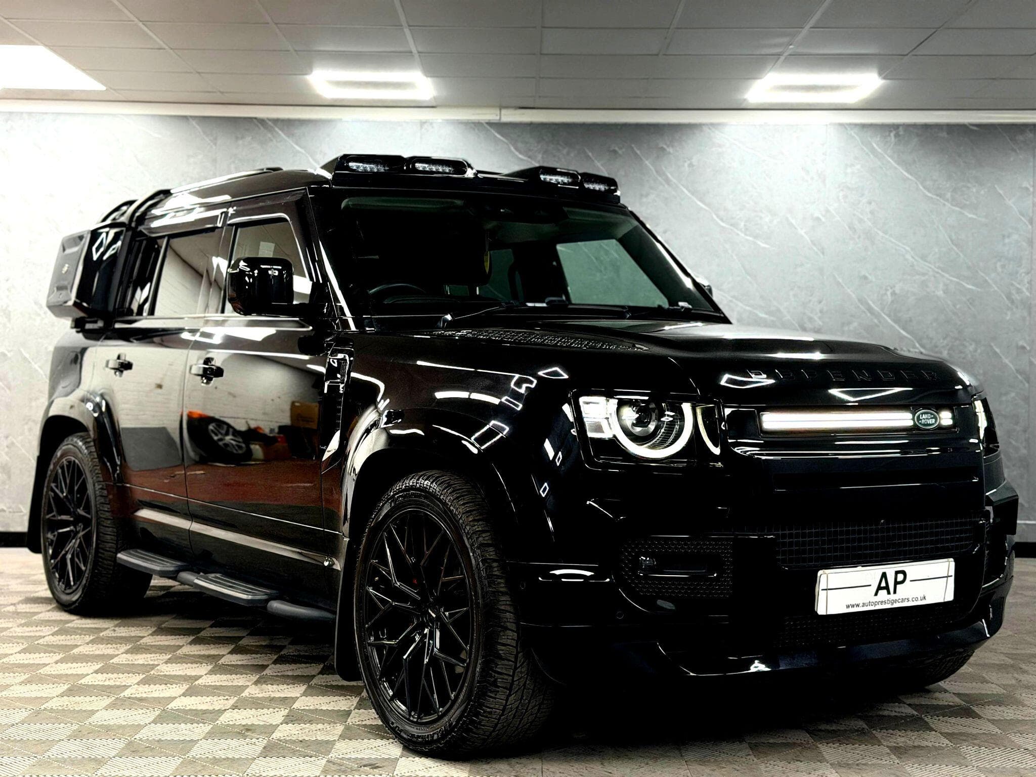 2024 Land Rover Defender 110 - Thumbnail 5