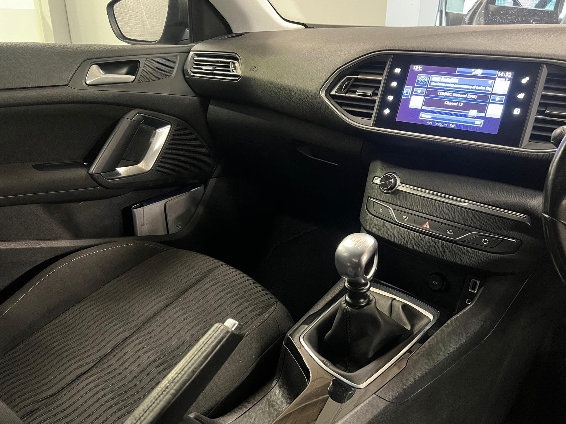 2017 Peugeot 308 SW - Thumbnail 37