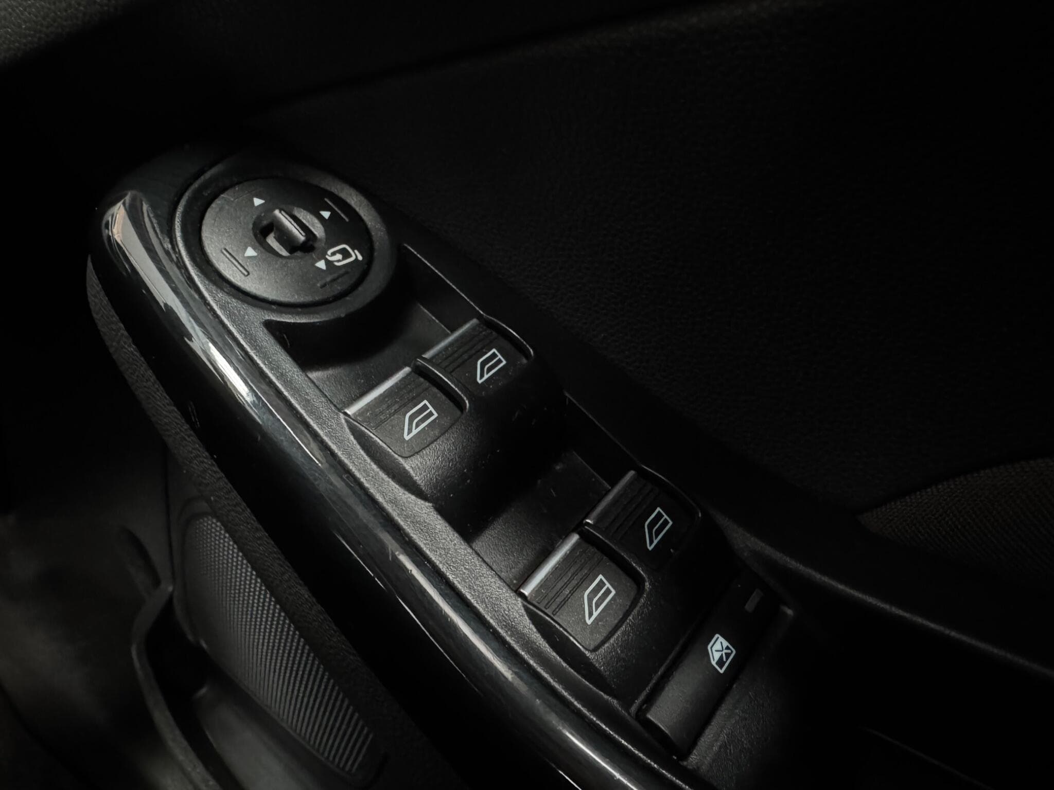 2015 Ford Fiesta - Thumbnail 22