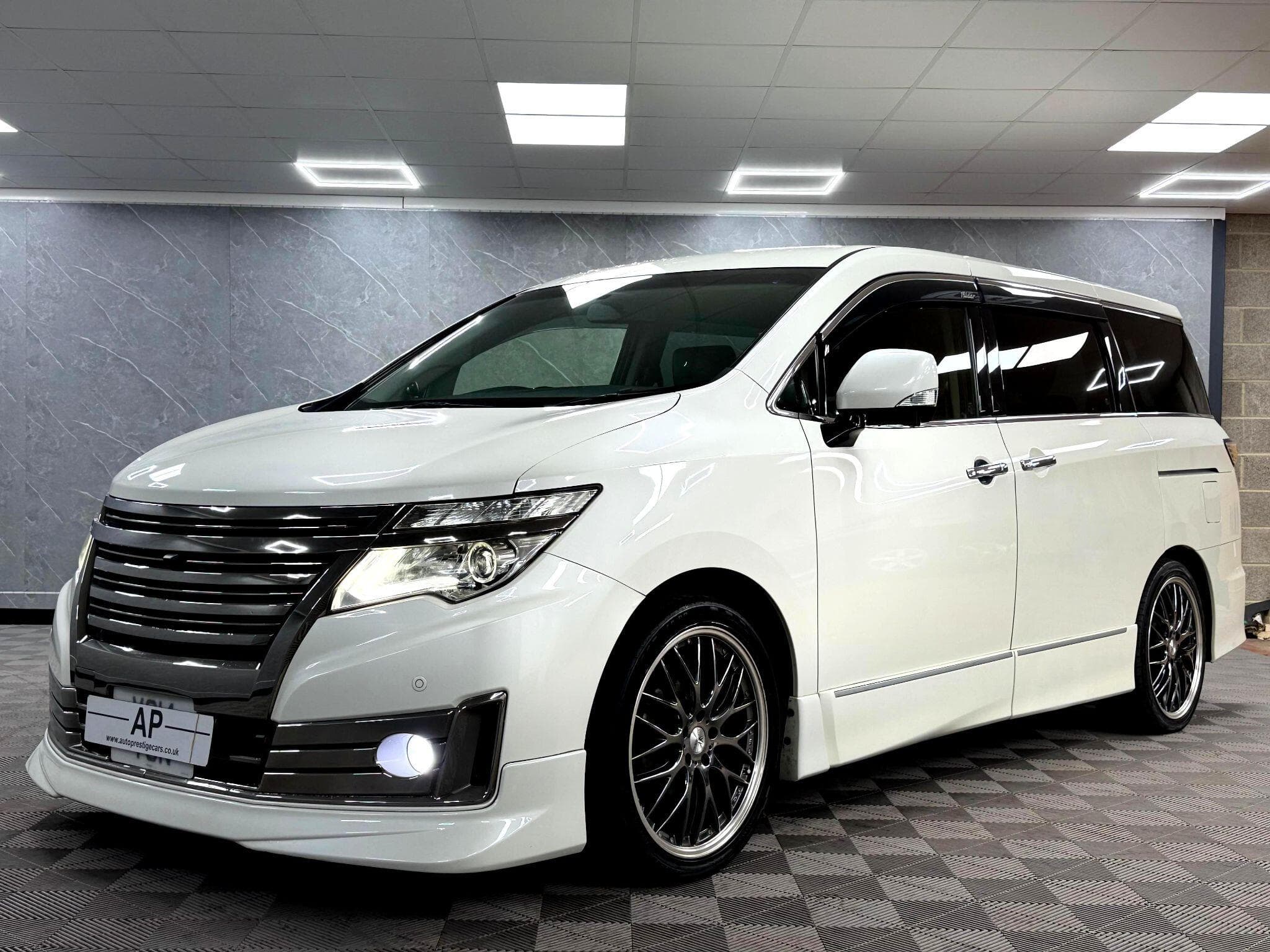 2014 Nissan Elgrand - Thumbnail 24