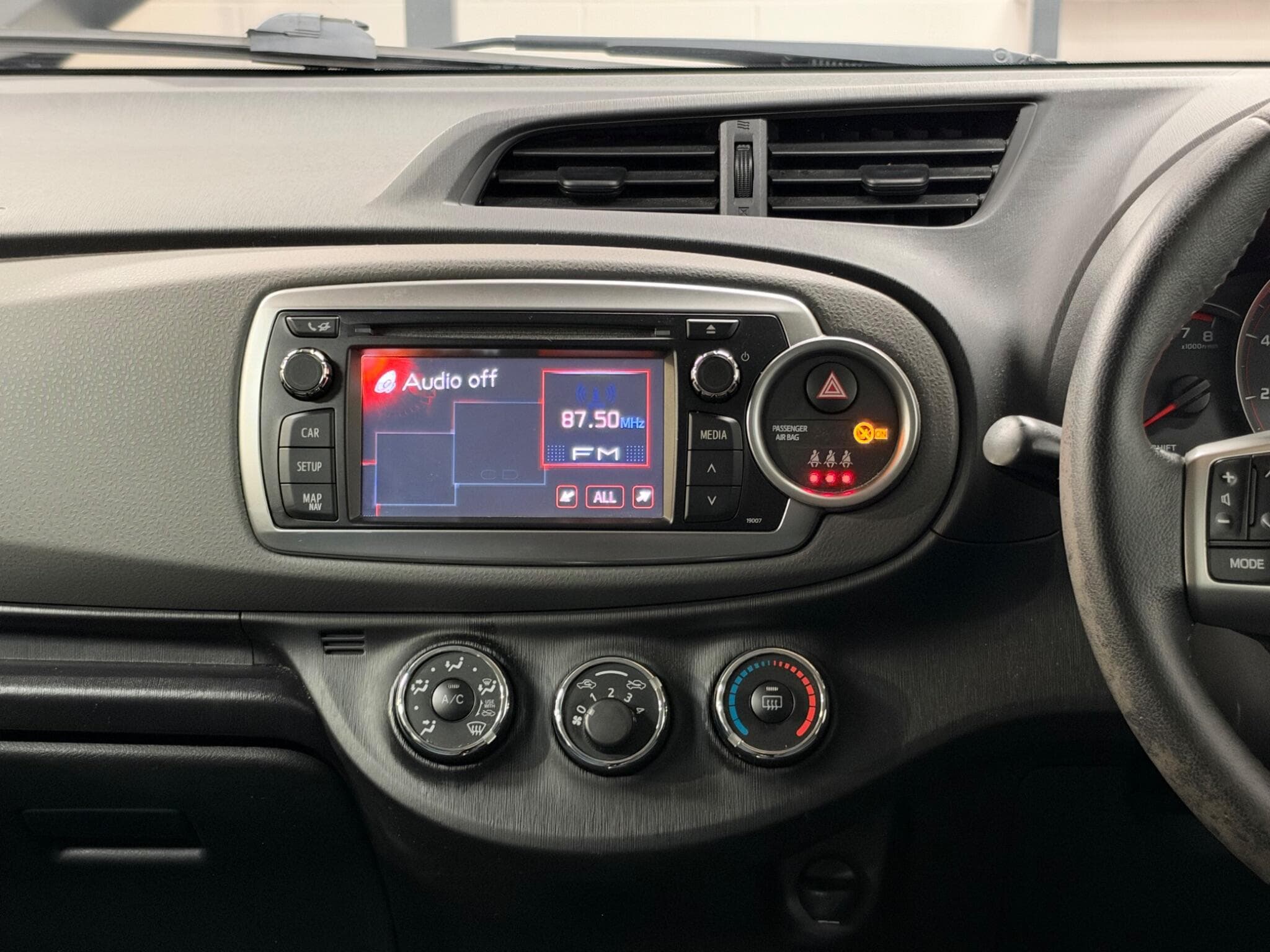 2012 Toyota Yaris - Thumbnail 35