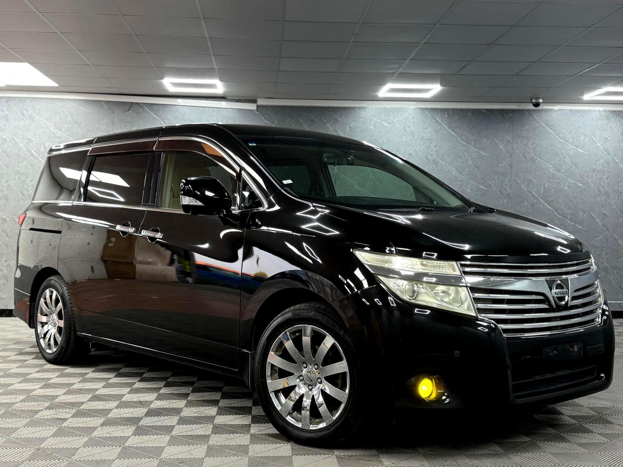 2011 Nissan Elgrand - Thumbnail 2