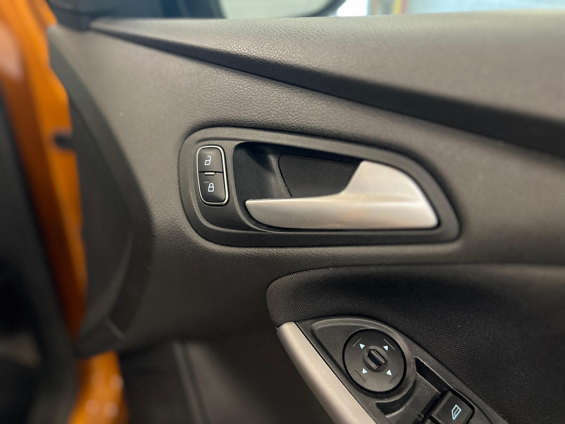 2017 Ford Focus - Thumbnail 24