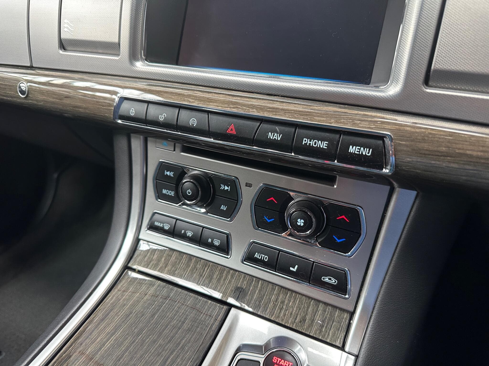 2015 Jaguar XF - Thumbnail 18