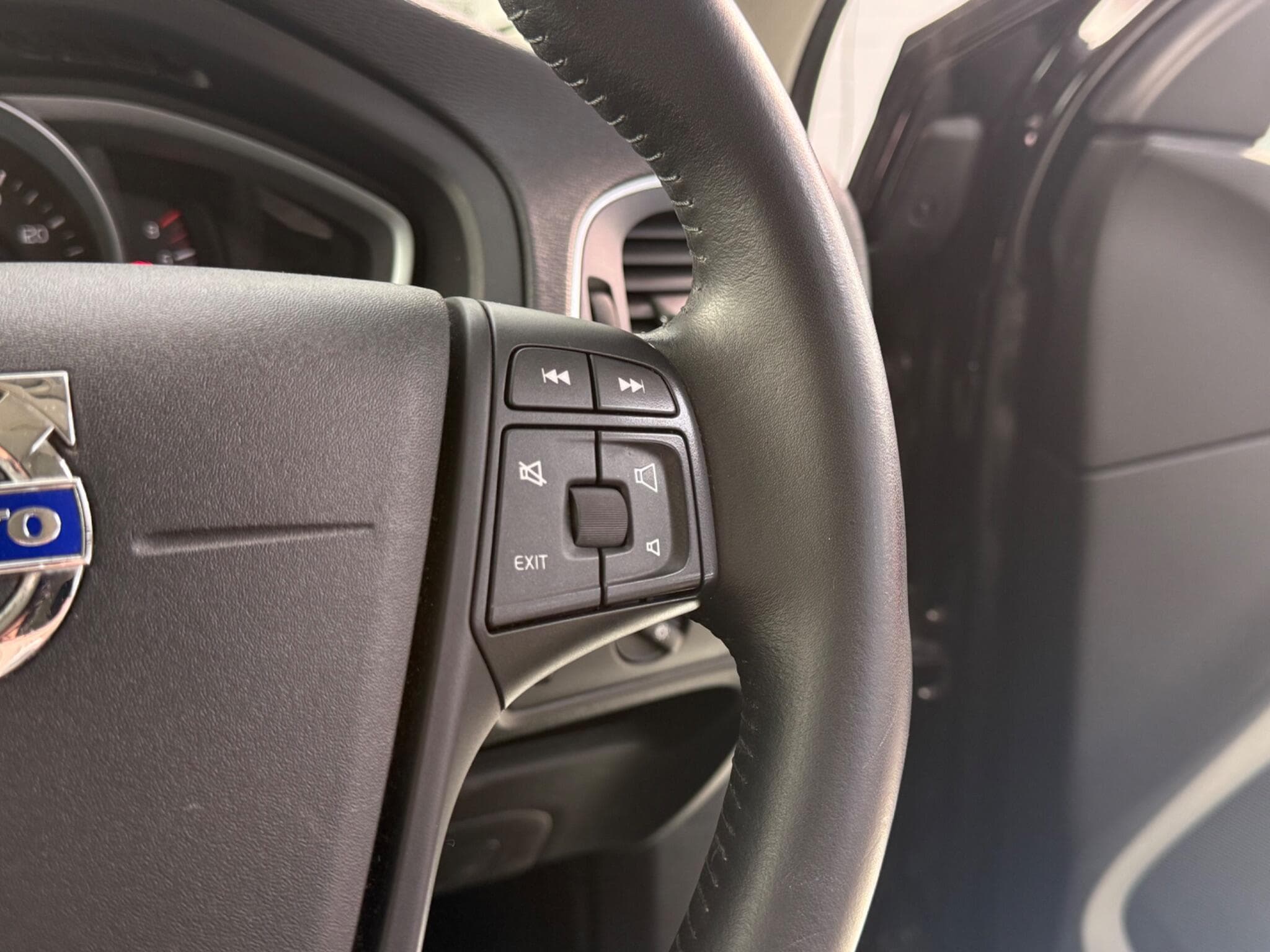 2015 Volvo V40 - Thumbnail 18