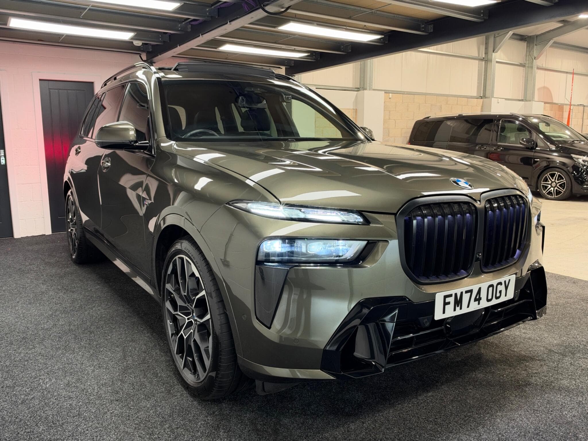 2024 BMW X7 - Image 2