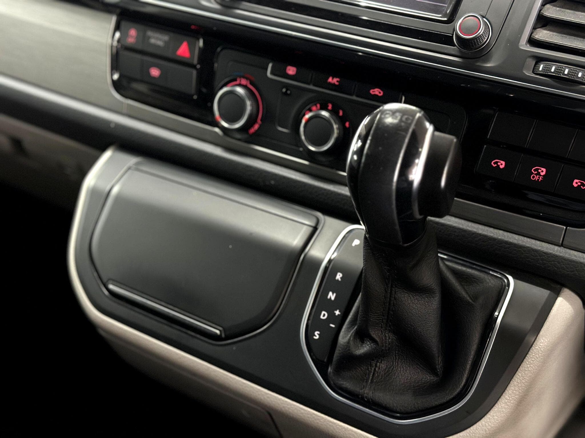 2018 Volkswagen Transporter - Thumbnail 37