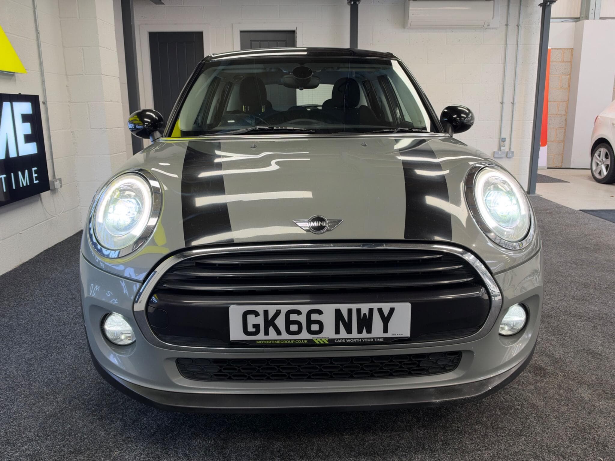 2016 MINI Hatch - Thumbnail 3