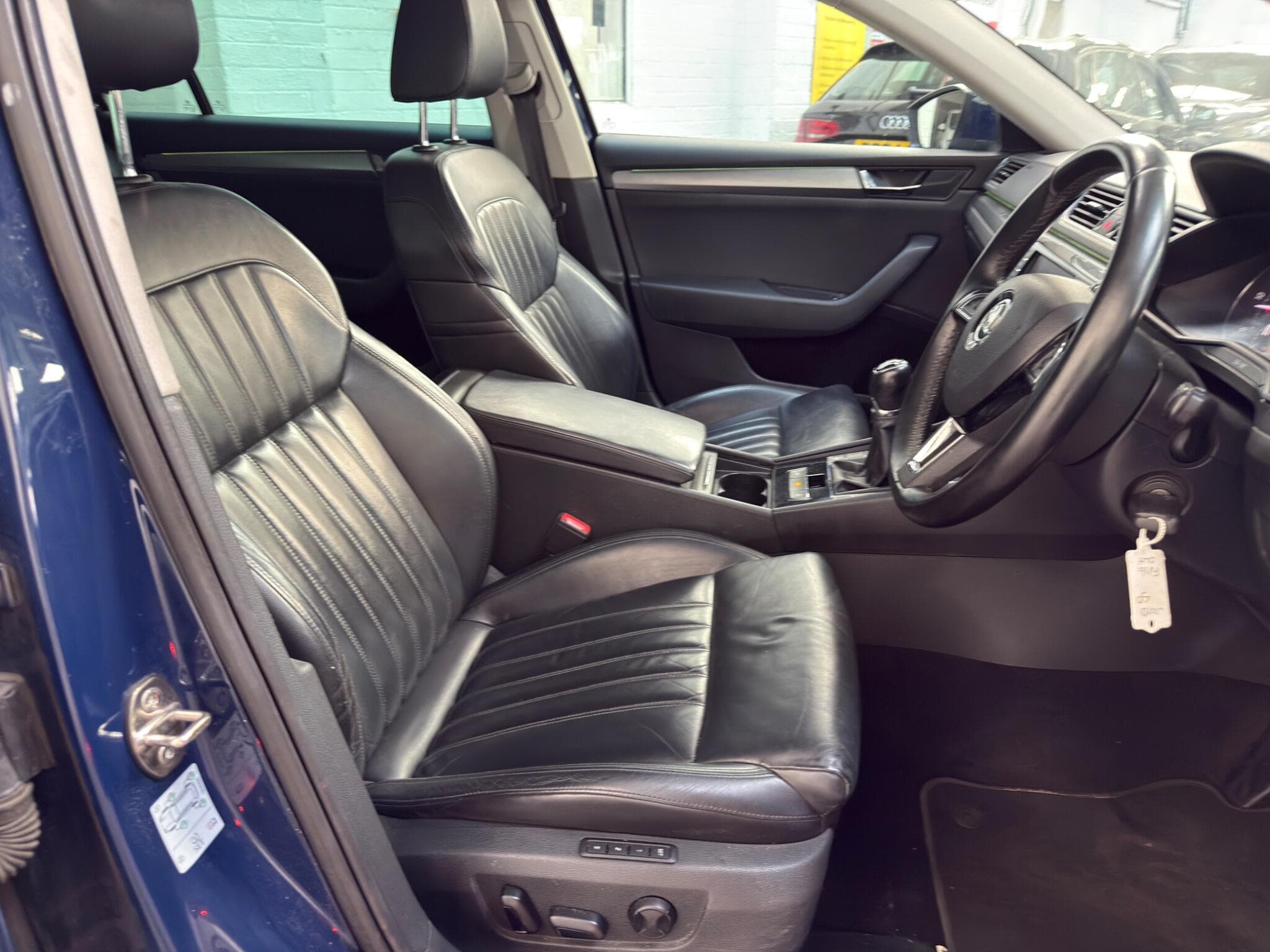 2016 Skoda Superb - Thumbnail 13