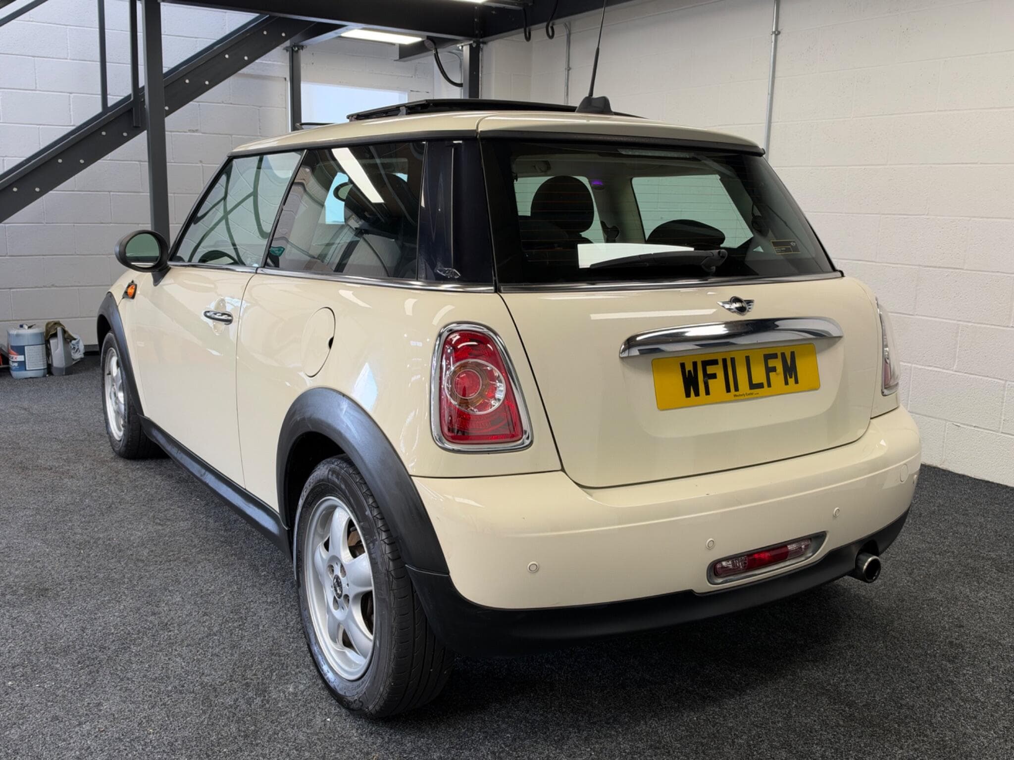 2011 MINI Hatch - Thumbnail 4