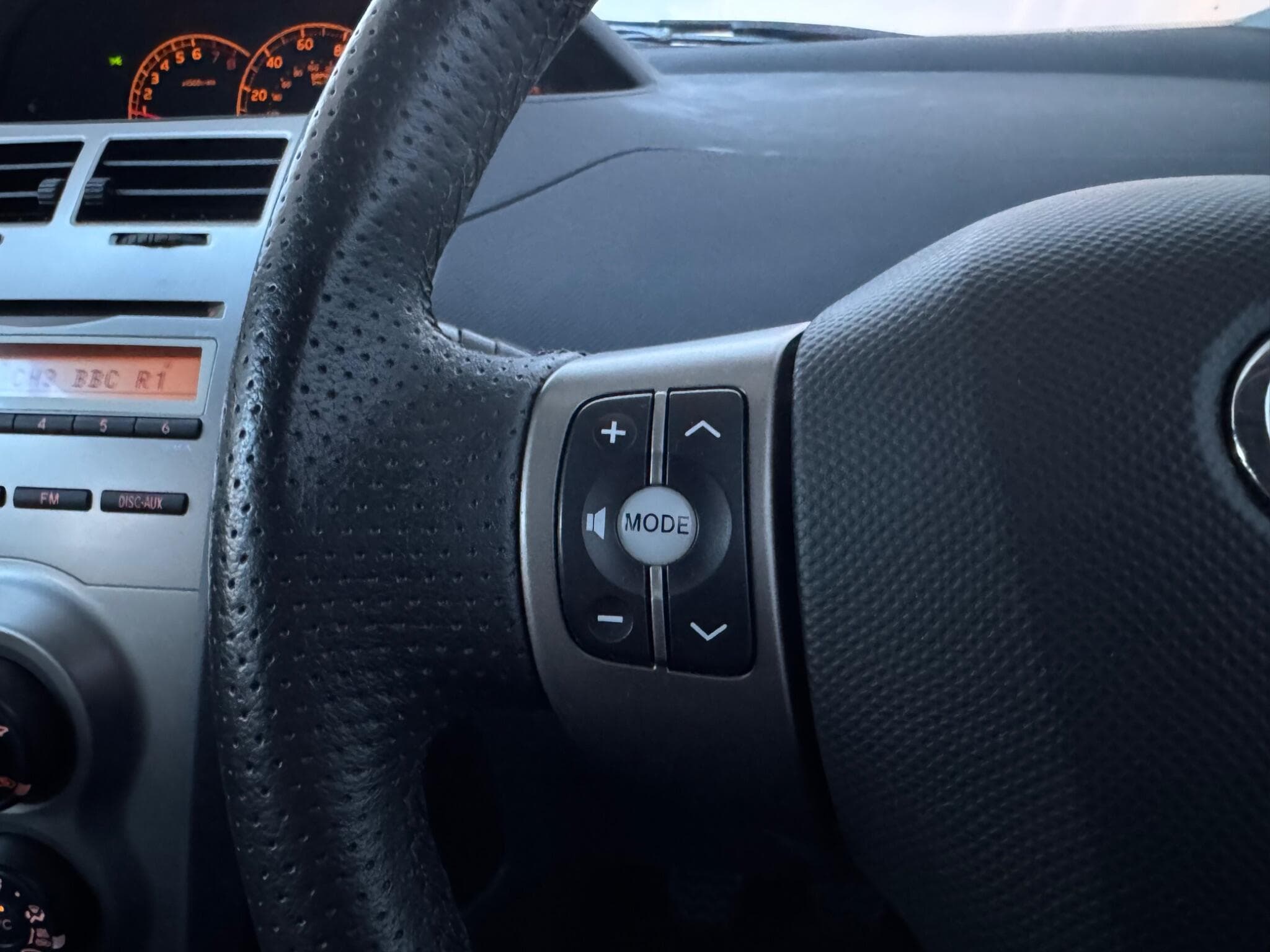 2010 Toyota Yaris - Thumbnail 15