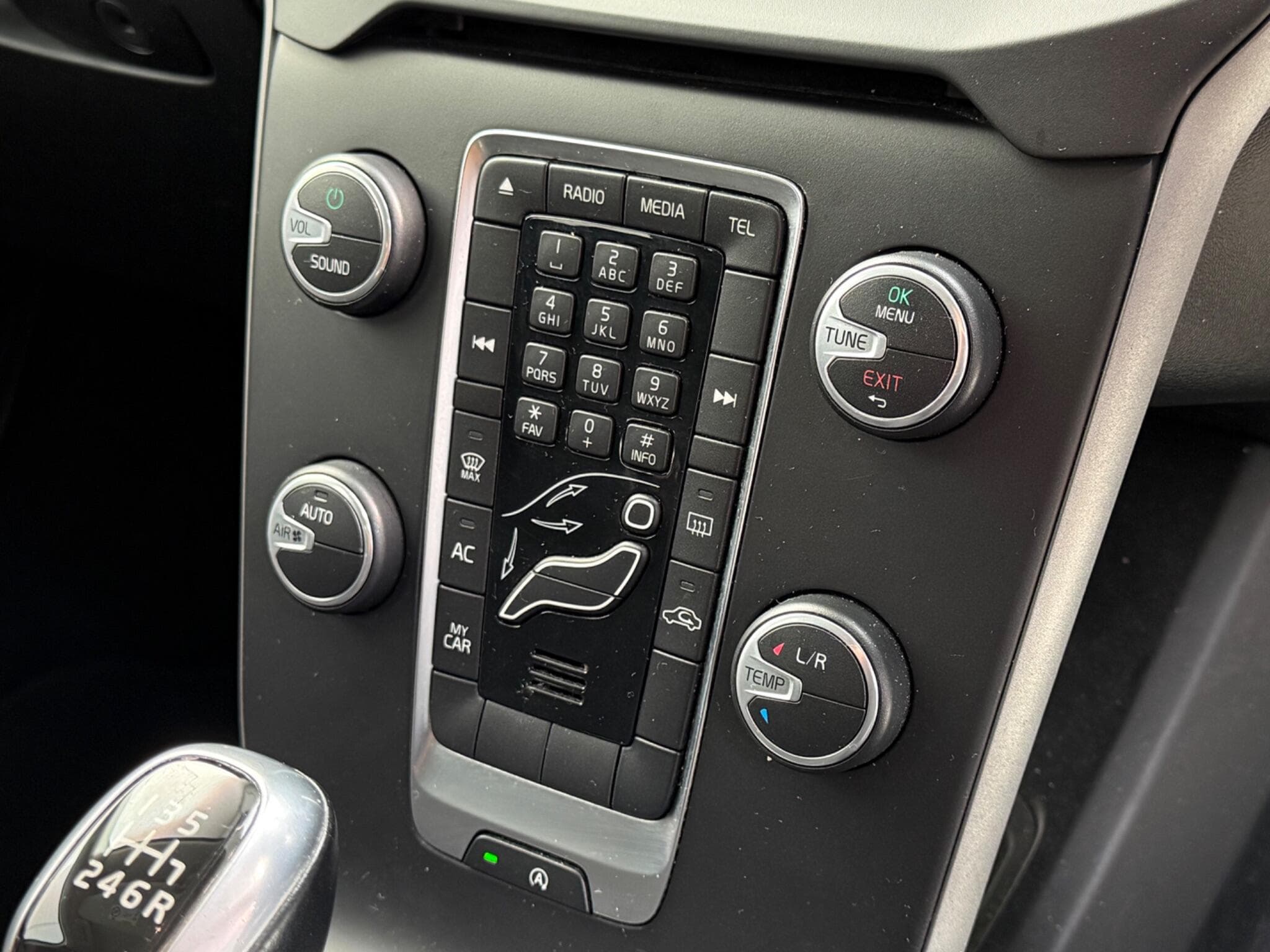 2015 Volvo V40 - Thumbnail 27