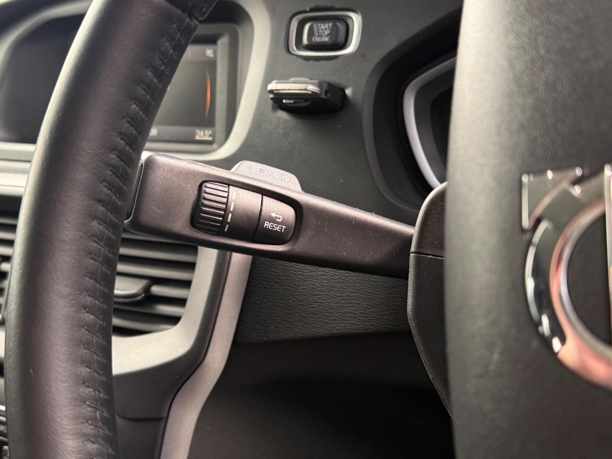 2015 Volvo V40 - Thumbnail 17