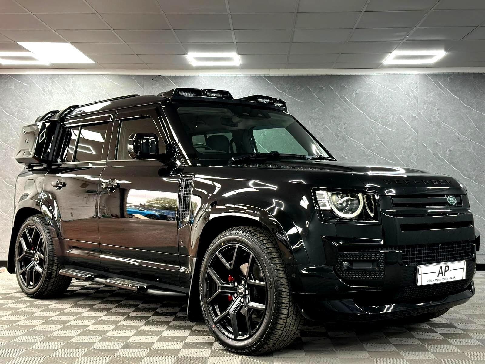 2025 Land Rover Defender 110 - Thumbnail 39