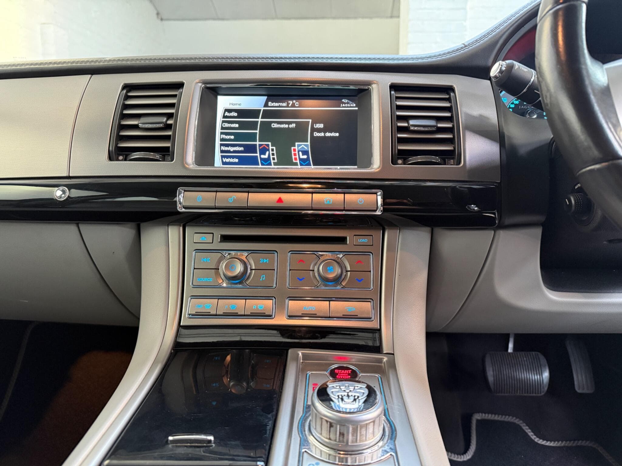 2011 Jaguar XF - Thumbnail 26