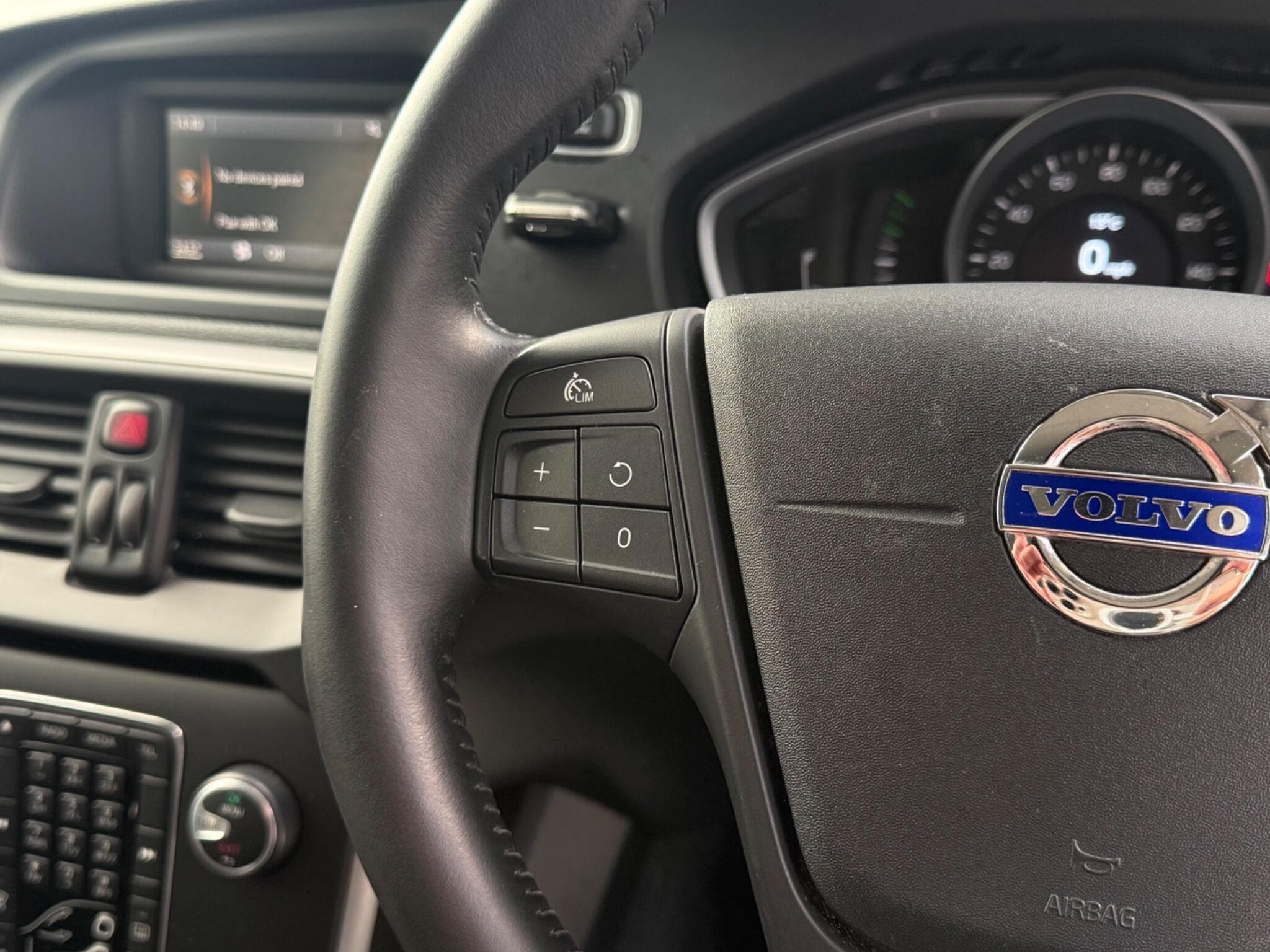 2015 Volvo V40 - Thumbnail 19