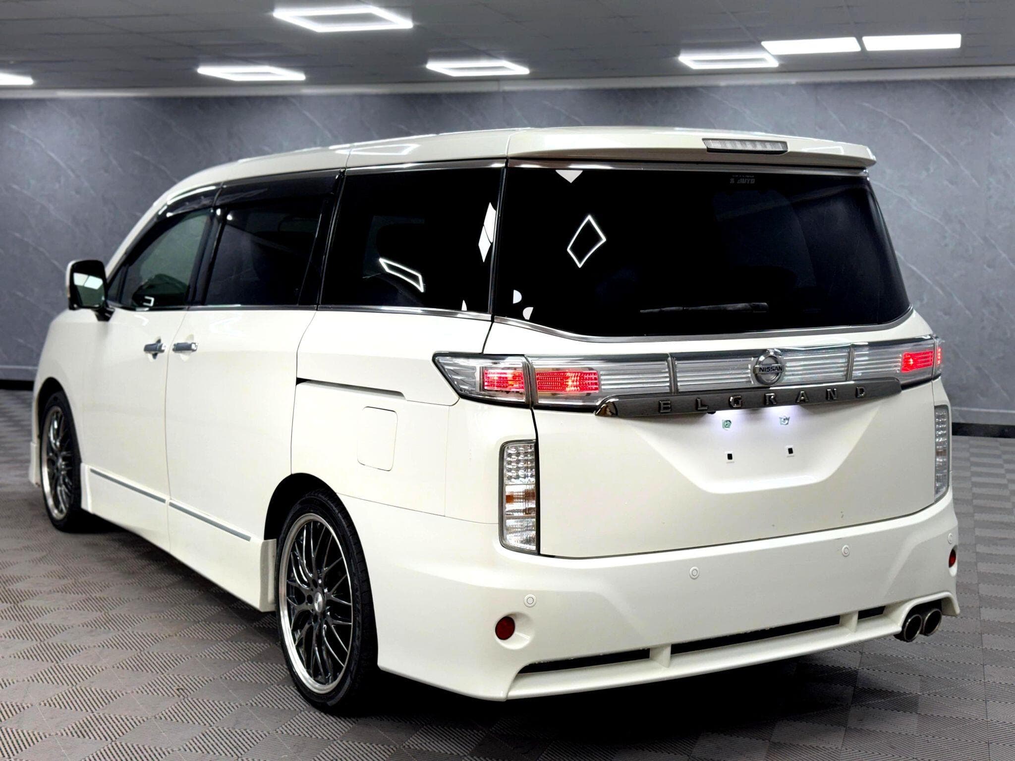 2014 Nissan Elgrand - Thumbnail 28
