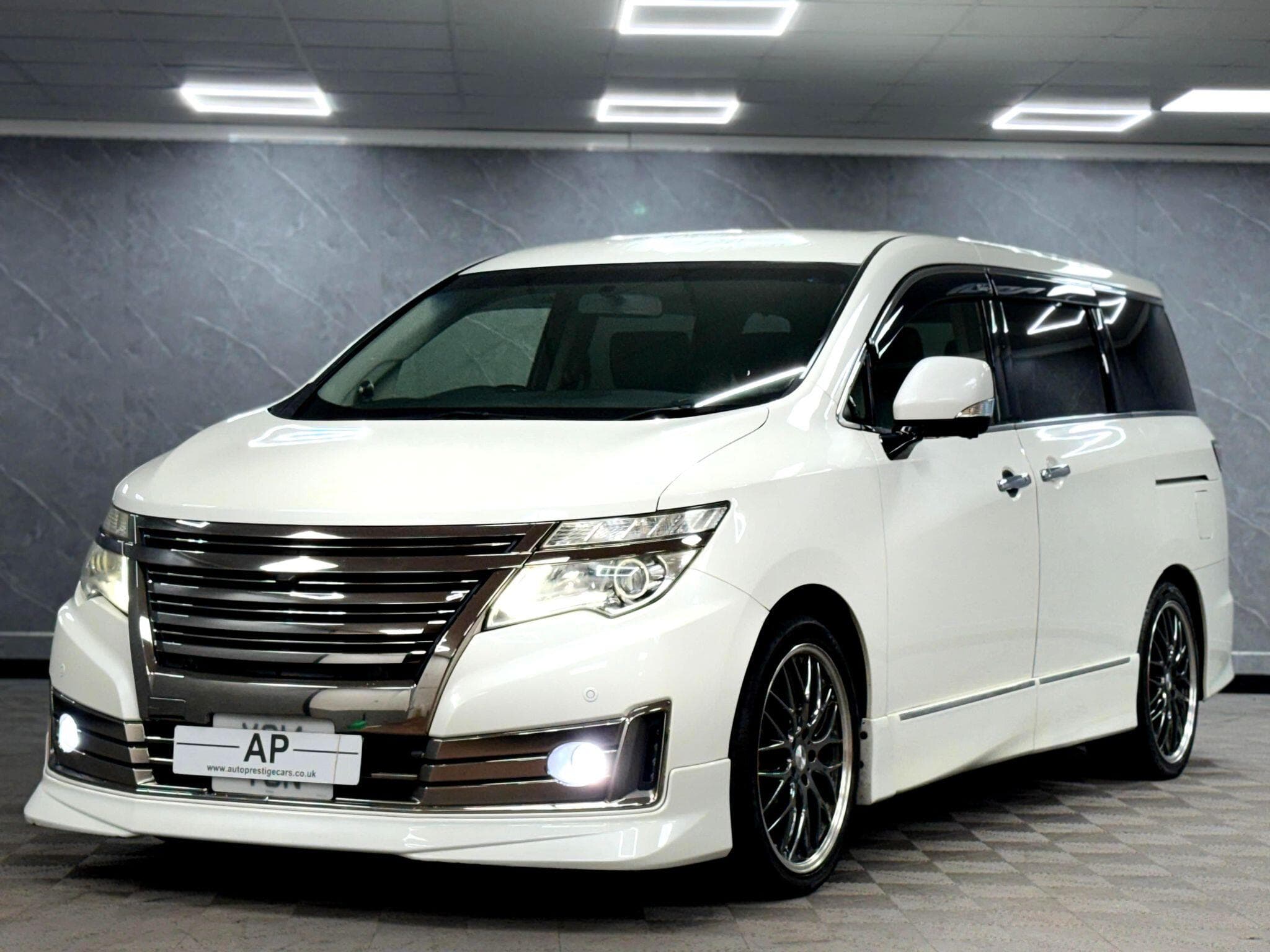 2014 Nissan Elgrand - Thumbnail 18