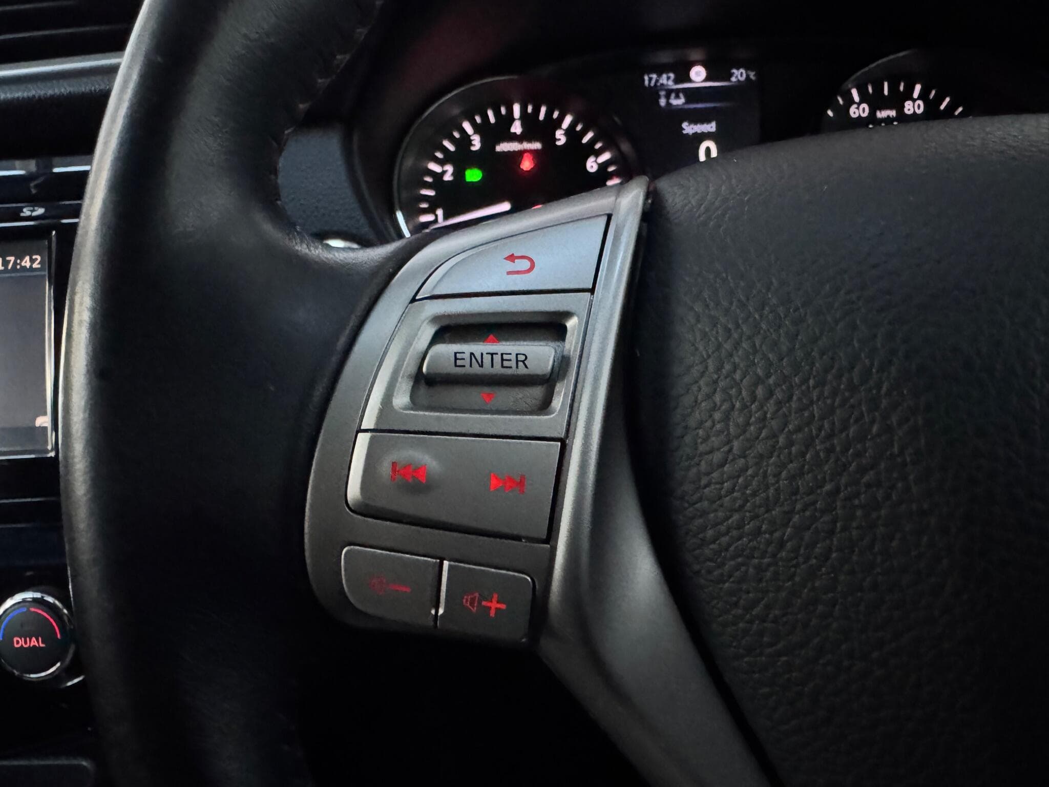 2016 Nissan Qashqai - Thumbnail 23