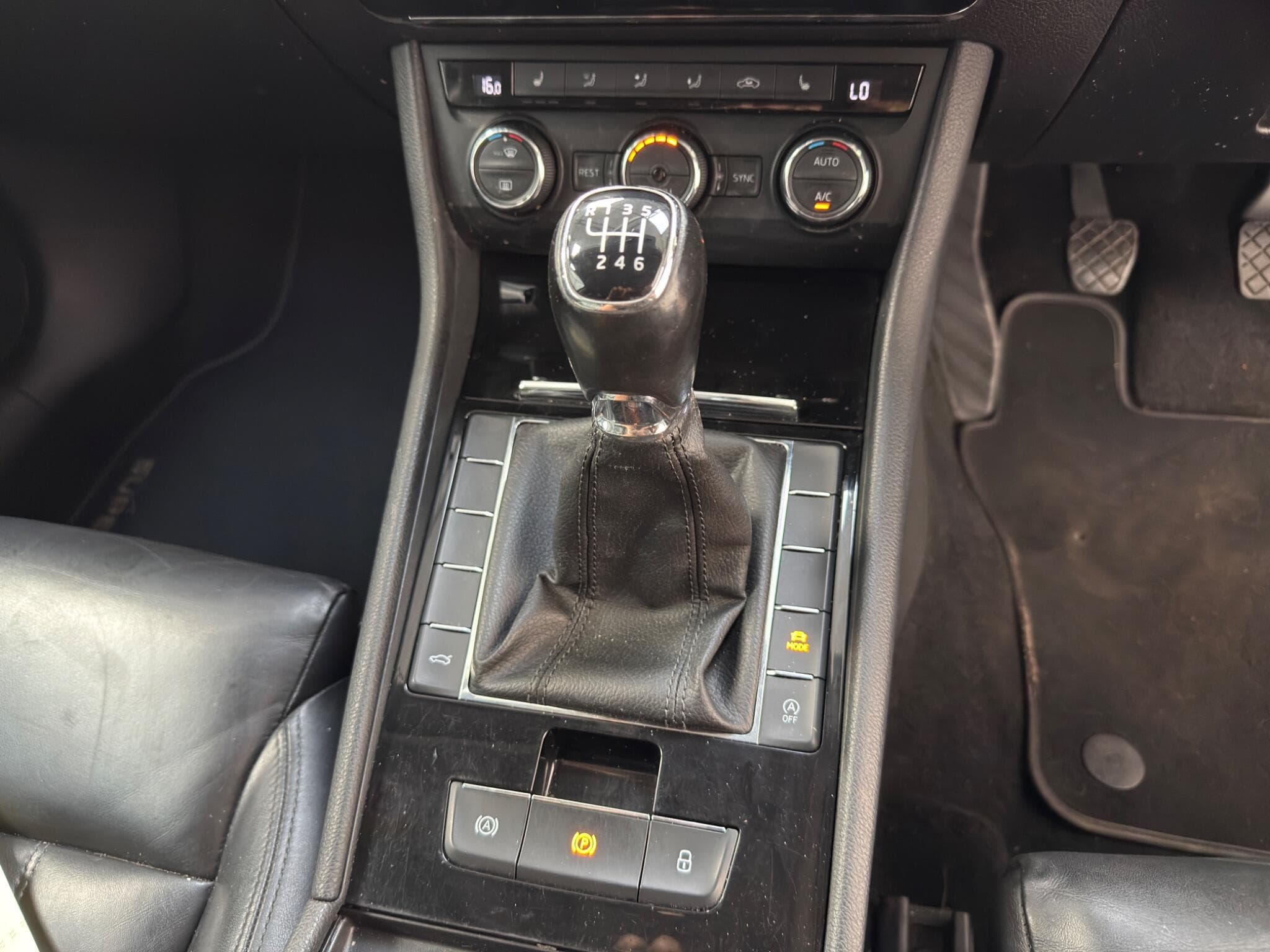 2016 Skoda Superb - Thumbnail 10