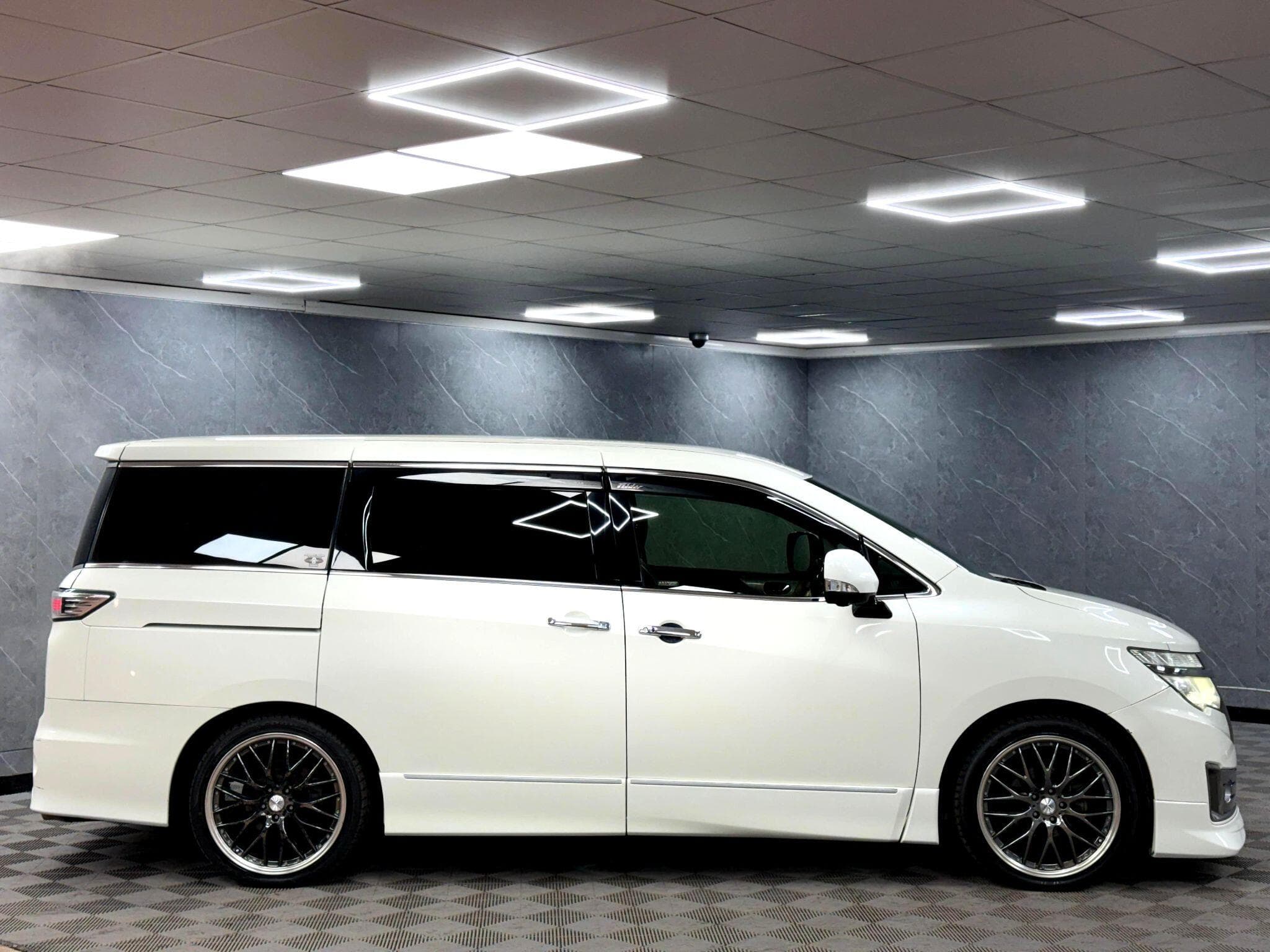 2014 Nissan Elgrand - Thumbnail 32