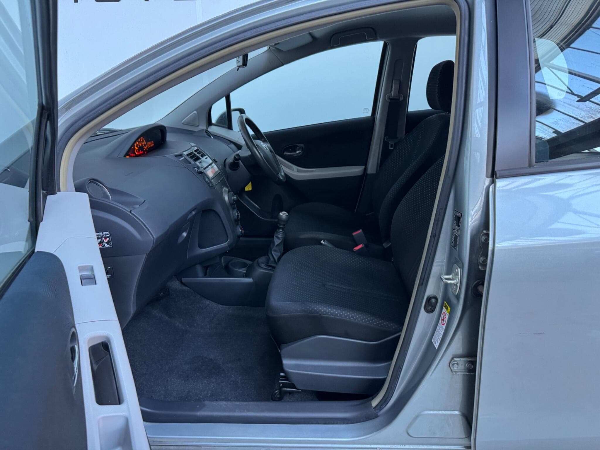2010 Toyota Yaris - Thumbnail 9