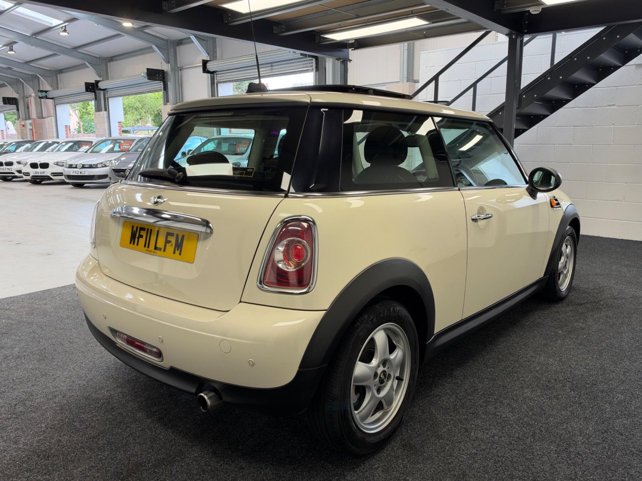 2011 MINI Hatch - Thumbnail 11