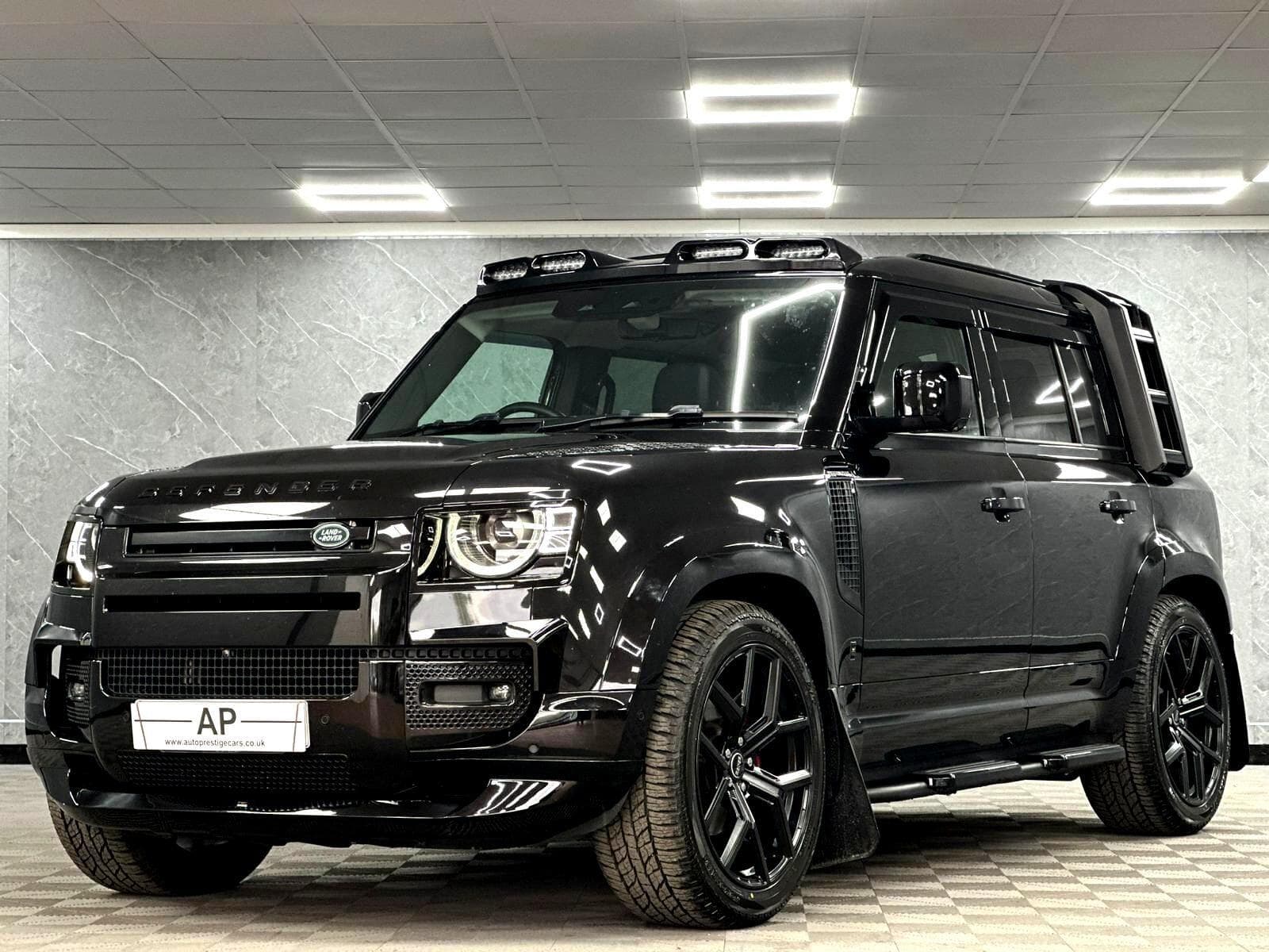 2025 Land Rover Defender 110 - Thumbnail 10