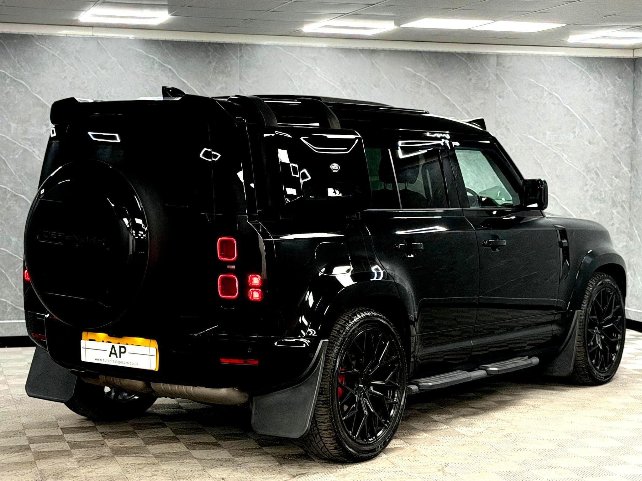 2024 Land Rover Defender 110 - Thumbnail 26