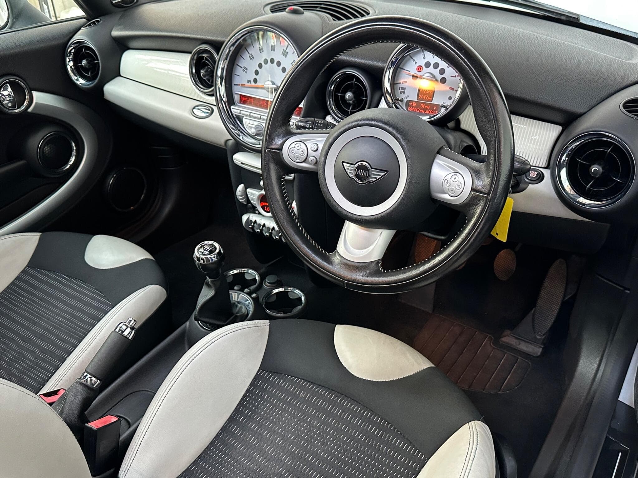 2010 MINI Hatch - Image 4