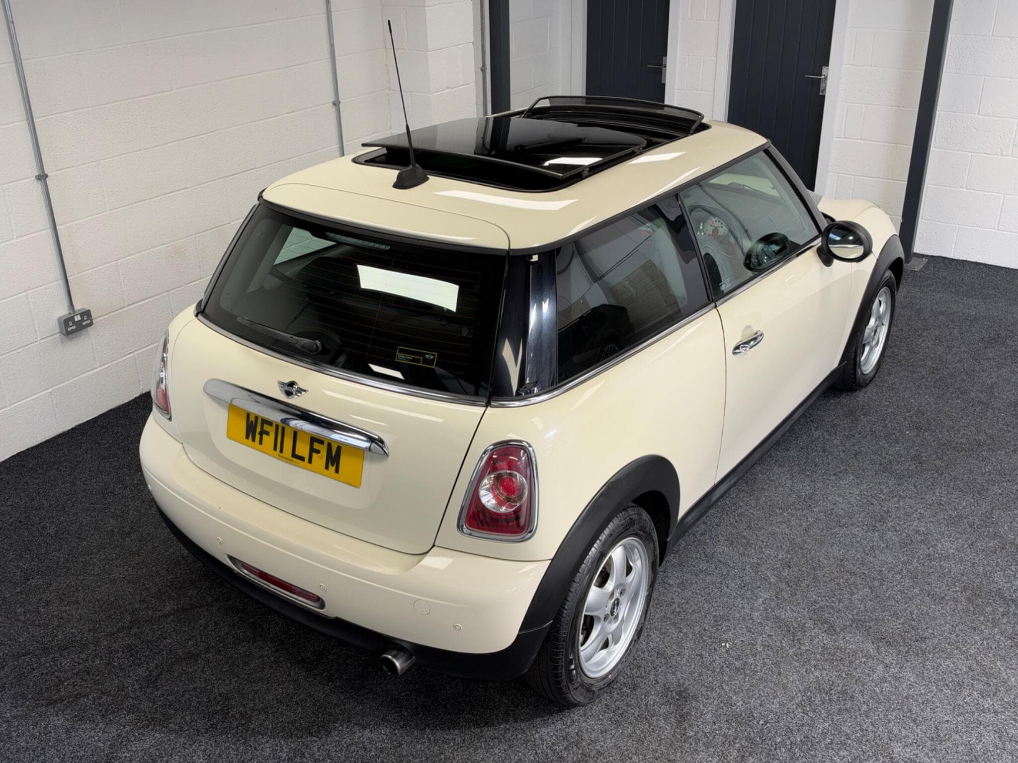 2011 MINI Hatch - Thumbnail 12